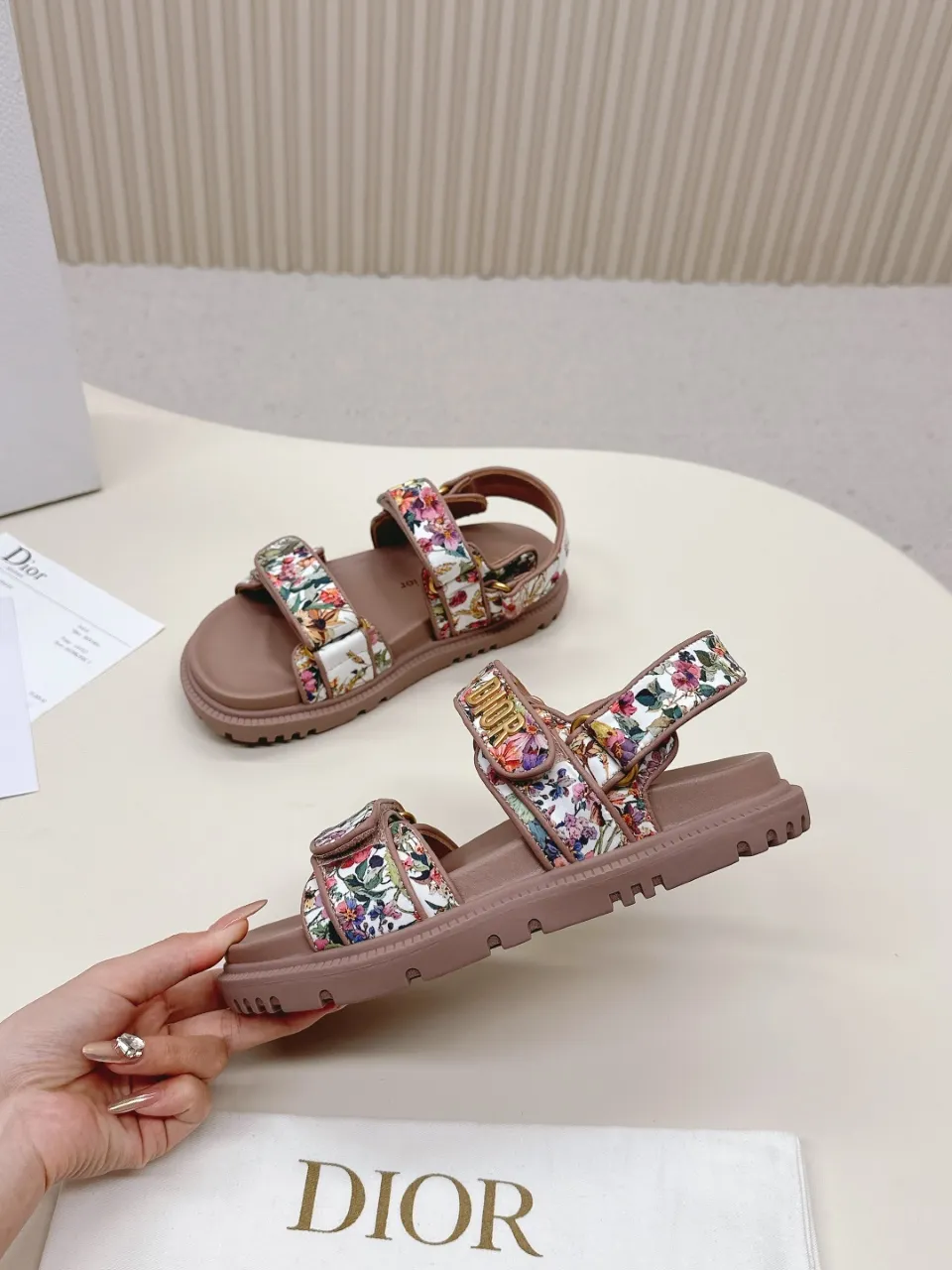 👟👟Ex-factory price 480👟👟 DIOR classic sandals mixed sheepskin DiorAct sandals are fashionable. Paired with an insole that fits the shape of your foot, it's made of exceptionally lightweight and comfortable leather. The upper straps are fastened with Velcro and are decorated with a gold-finish metal "Dior" logo, which complements the style design. These sandals add a modern edge to any look. Fabric: Imported mixed sheepskin Lining: Imported sheepskin Outsole: Original TPU outsole Code number: 35-42 (41 42 customized, non-refundable)